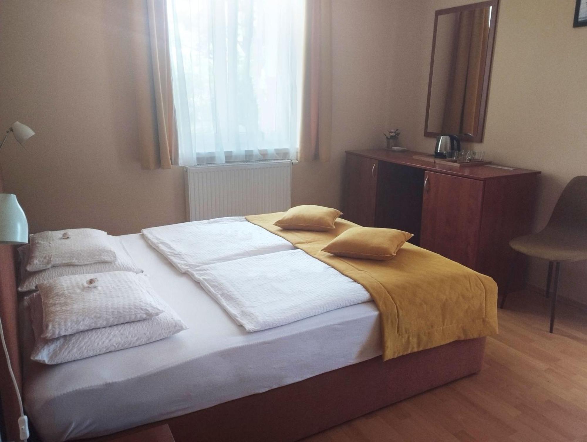 Stan Es Panzio Bed & Breakfast Balatonalmadi Exterior photo