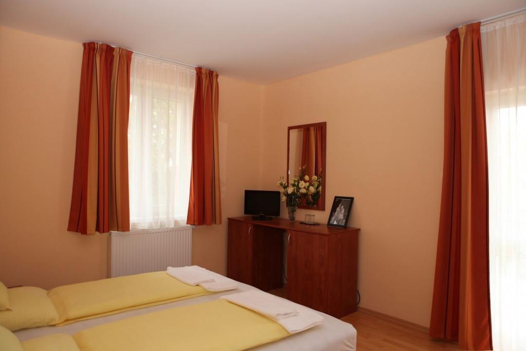 Stan Es Panzio Bed & Breakfast Balatonalmadi Room photo